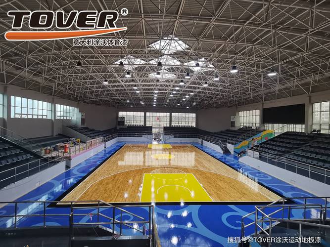 篮球场木地板采用油漆，篮球场木地板采用油漆还是水泥
